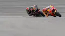 Pebalap Repsol Honda, Marc Marquez, memacu motornya pada MotoGP Jerman di Sirkuit Sachsenring, Saxony, Minggu (2/7/2017). Rider asal Spanyol itu juara dengan catatan waktu 40 menit 59,525 detik. (AFP/Robert Michael)