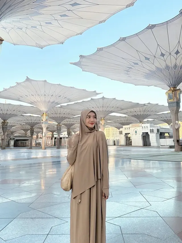 Gaya Annisa Aziza Pakai Hijab dan Baju Syar'i saat Umroh, Tampil Anggun dan Memukau