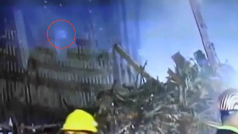 Sosok putih yang melayang dari puing-puing World Trade Center