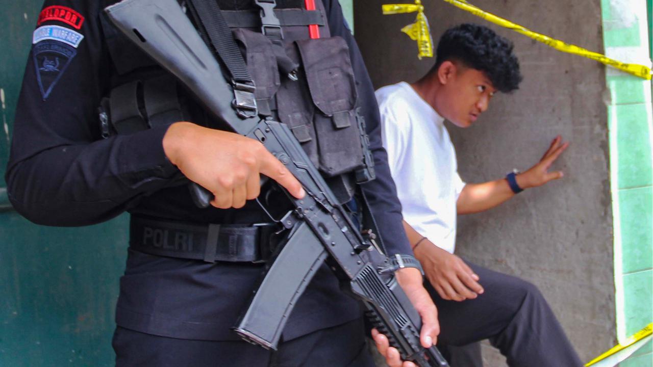 FOTO: Ledakan Misterius Guncang Pondok Cabe Ilir, 13 Rumah Rusak dan 7 Warga Luka