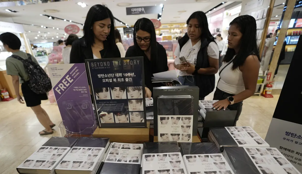 Buku ini, yang juga dirilis di Amerika Serikat, melesat ke puncak daftar buku terlaris di Amazon dan Barnes and Noble pada bulan Mei karena kekuatan pre-order. (AP Photo/Ahn Young-joon)