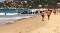 Detik-Detik Turis di Pantai Dikagetkan Rombongan Pencari Suaka (Guardian)