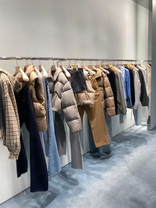 Para fashionista, diundang untuk menikmati beragam keseruan sambil melihat koleksi Fall Winter 2024. Beberapa produk mengekspresikan momen-momen penting dalam hidup. Terlihat padanan dengan kebebasan dari campuran dikotomis berbagai kodifikasi pakaian, piyama dengan pakaian luar, pantas dengan tidak pantas, benar dengan salah. Namun kesemuanya terlihat apik.  [Foto dok: Fimela.com]