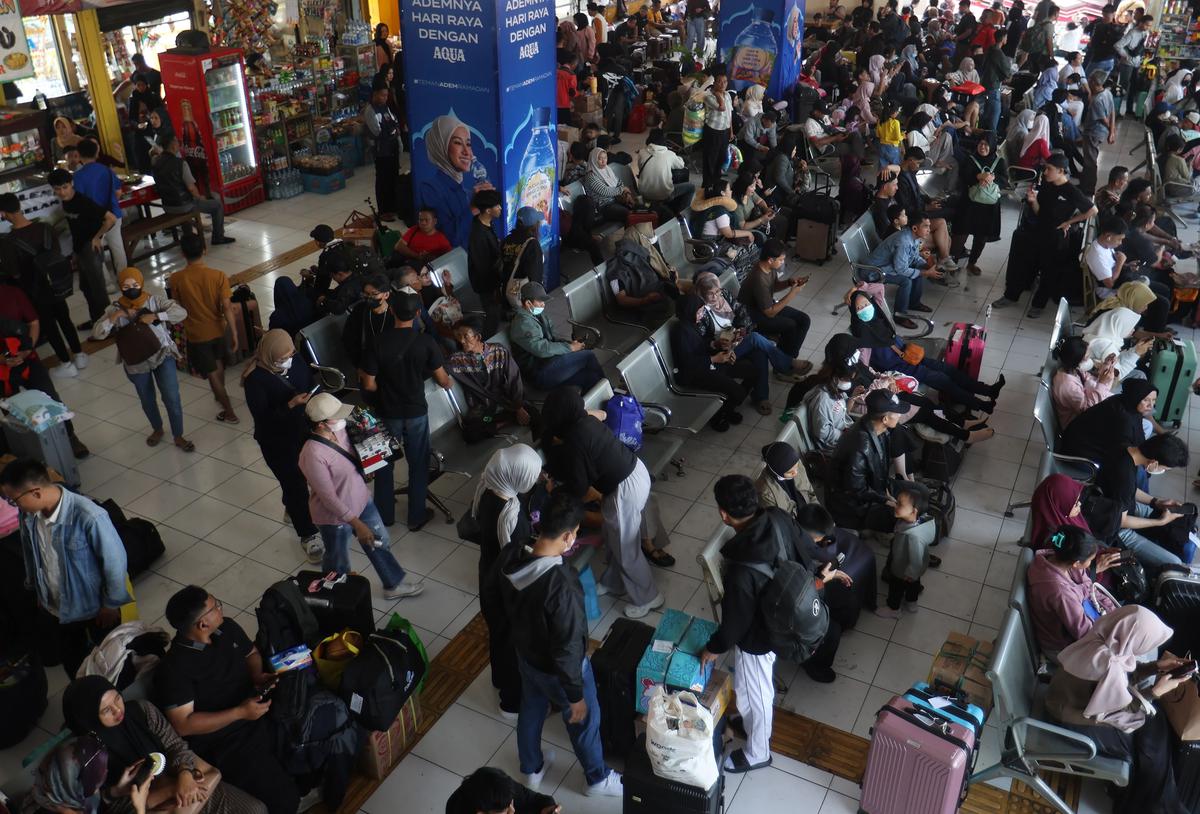 FOTO: Pemudik Padati Terminal Kampung Rambutan Menjelang Lebaran