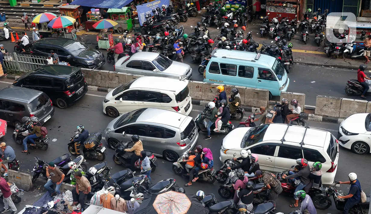Kemacetan terjadi di ruas jalan Pasar Tanah Abang, Jakarta, pada akhir pekan di bulan Ramadan, Sabtu (15/4/2023). (Liputan6.com/Angga Yuniar)