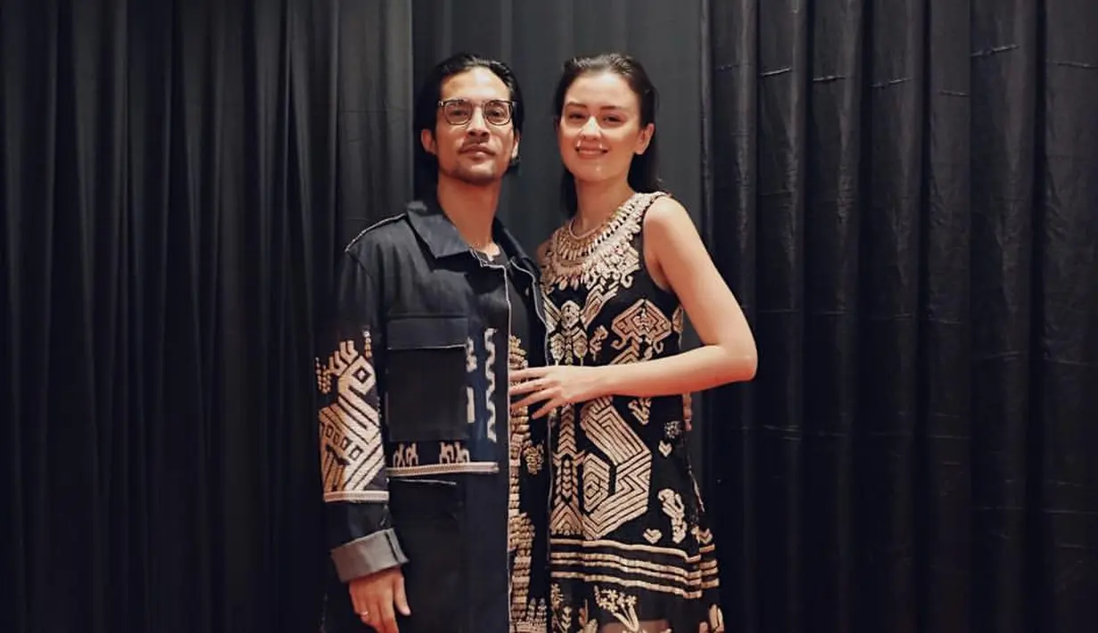 <p>Couple modis Kimberly dan Edward saat hadiri acara bersama. keduanya sama-sama menawan kenakan baju adat Sumba dengan desain kekinian. [@kimbrlyryder].</p>