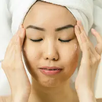 Ilustrasi seorang wanita sedang menggunakan skincare (sumber foto: pexels.com/SHVETS production)