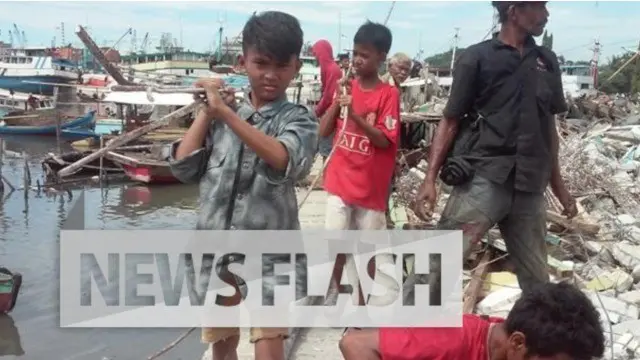 Anak-Anak Berebut Besi Bekas dengan Pemulung di Pasar Ikan