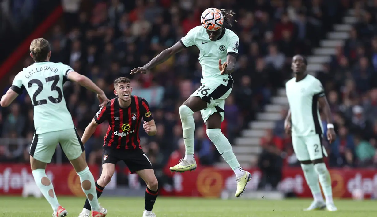 Pemain Chelsea, Lesley Ugochukwu, menyundul bola saat melawan Bournemouth pada laga Liga Inggris di Stadion Vitality, Minggu (17/09/2023). (Steven Paston/PA via AP)