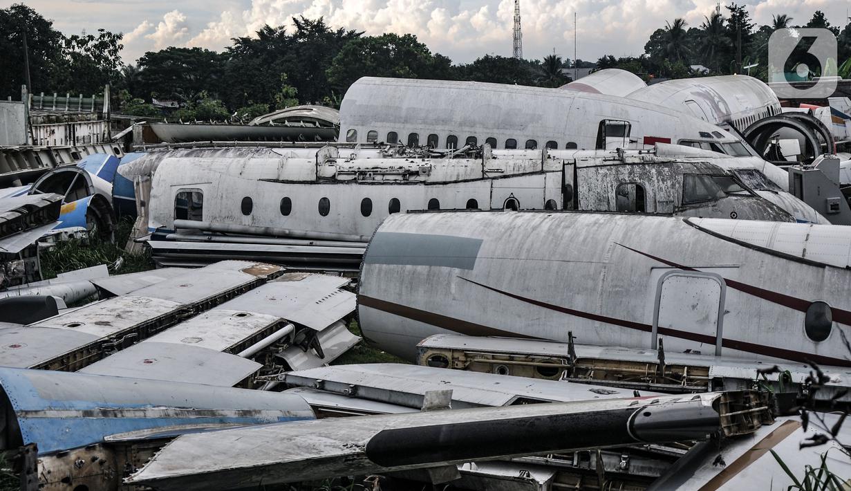 Bangkai pesawat saat berada di sebuah gudang di Desa Pondok Udik, Kabupaten Bogor, Minggu (9/1/2022). Kepala Desa Pondok Udik, Entis Sutisna mengungkapkan bangkai pesawat komersil tersebut telah ada sejak 2019 dan akan diubah menjadi restoran oleh sang pemilik. (merdeka.com/Iqbal S Nugroho)