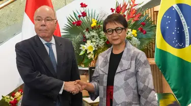 Menteri Luar Negeri Brasil Mauro Vieira (kiri) berjabat tangan dengan Menteri Luar Negeri Indonesia Retno Marsudi sebelum pertemuan mereka di Jakarta, Indonesia, Senin, 9 Oktober 2023. (AP Photo/Tatan Syuflana)