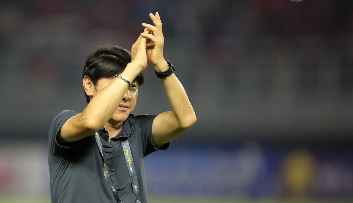 Senyum bahagia terpancar dari wajah Shin tae-yong usai menang untuk pertama kalinya atas Timnas Vietnam di semua ajang sejak dirinya melatih Timnas Indonesia. (Bola.com/Ikhwan Yanuar)