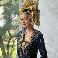 Sarah Menzel dengan busana pengantin Minang. [Foto: Instagram Stories/windysavosacouture]
