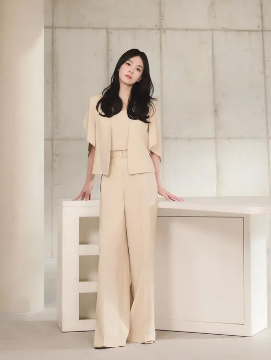 Setelan satu warna yang manis dikenakan Song Hye Kyo di foto ini. Atasan dipadu palazzo pants ditumpuk dengan outer satu warna krem yang sama. [Foto: Instagram/kyo1122]
