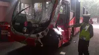 Bus Transjakarta ditabrak KRL (TMC Polda Metro)