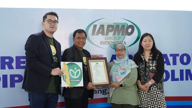 Produsen minyak goreng Tropical yaitu PT Bina Karya Prima (BKP) menerima sertifikasi ecolab untuk botol kemasan cooking oil Tropical Go Green. (Dok BKP)