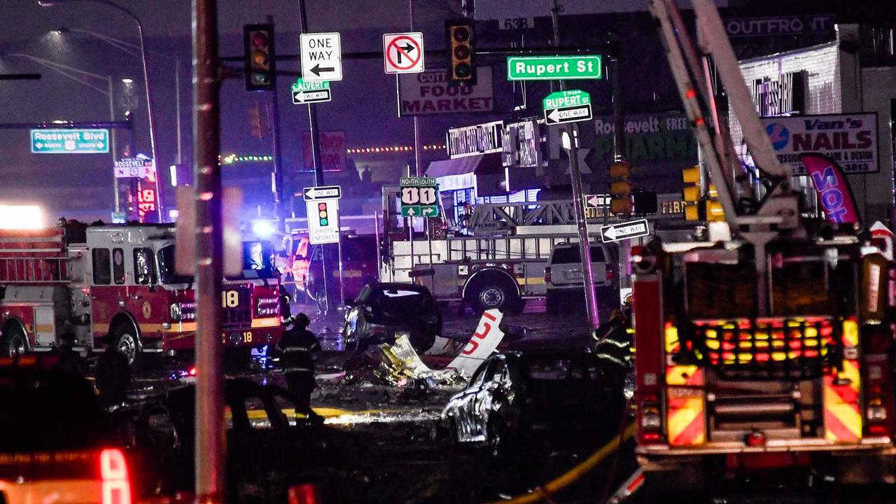FOTO: Pesawat Medis Jatuh dan Menimpa Pemukiman Penduduk di Philadelphia AS