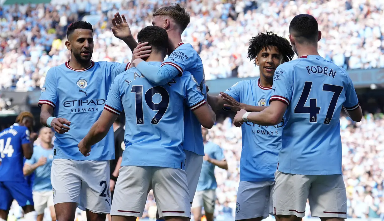 Selebrasi para pemain Manchester City setelah Julian Alvarez (kedua kiri) mencetak gol ke gawang Chelsea pada laga lanjutan pekan ke-37 Liga Inggris 2022/2023 di Etihad Stadium, Manchester (21/5/2023). (AP Photo/Jon Super)