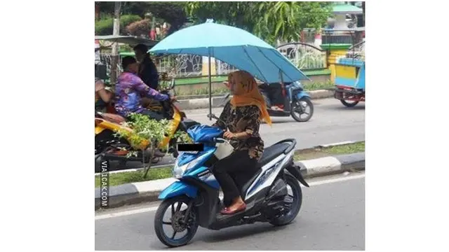 6 Kelakuan Cewek Santai Naik Motor Ini Bikin Tepuk Jidat