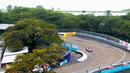 Pembalap Nisan Formula E Team memacu mobilnya dalam sesi kualifikasi Formula E yang berlangsung di Sirkuit Internasional e-Prix, Ancol, Jakarta, Sabtu (21/06/2025) WIB. (Bola.com/M Iqbal Ichsan)
