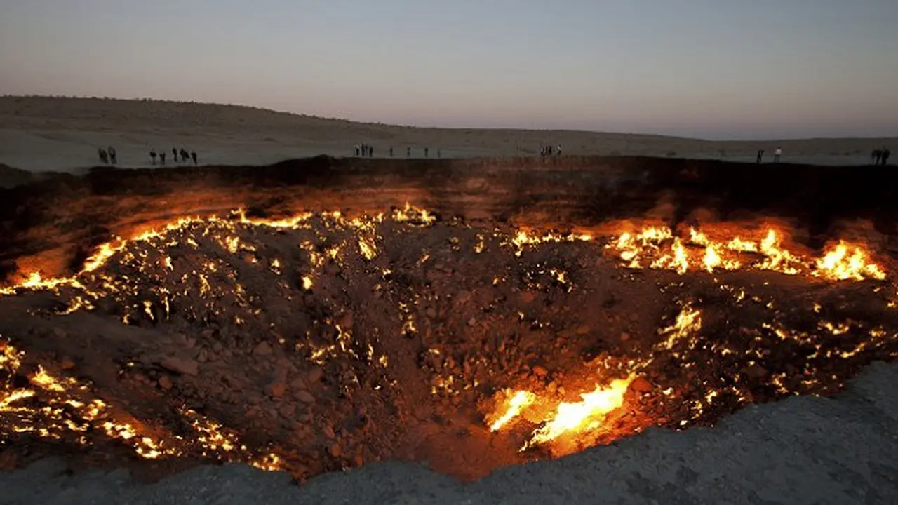 Api Abadi “The Door to Hell” di Derweze, Turkmenistan