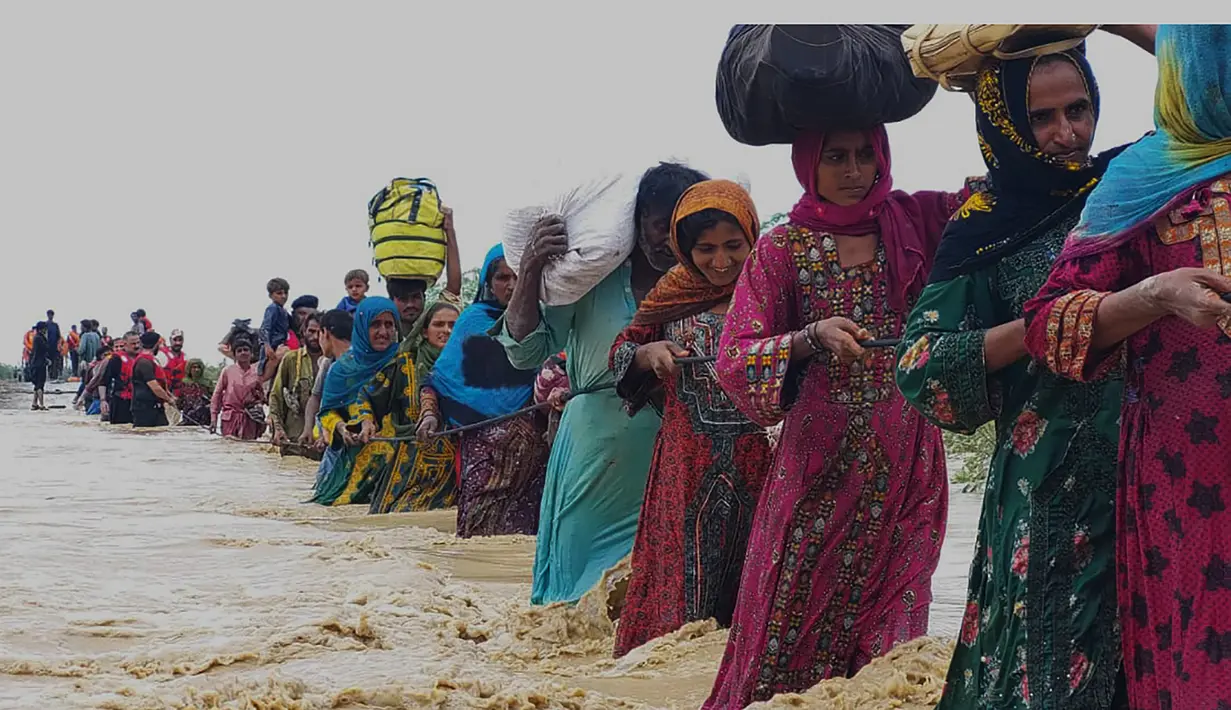 Petugas penyelamat membantu penduduk desa untuk mengevakuasi mereka dari daerah banjir yang disebabkan hujan lebat, di Lasbella, sebuah distrik di provinsi Baluchistan barat daya Pakistan (26/7/2022). Para pejabat mengatakan, pada hari Rabu, penyelamat yang didukung oleh pasukan menggunakan perahu dan helikopter untuk mengungsi ratusan orang terdampar dari barat daya Pakistan, di mana banjir yang dipicu oleh hujan telah menewaskan 104 orang sejak bulan lalu. (AP Photo/Hamdan Khan)