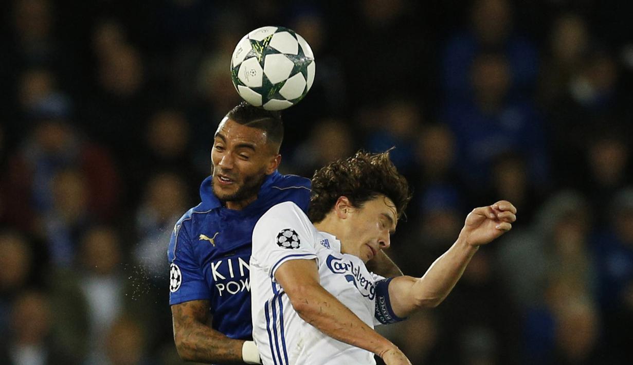 Duel pemain Leicester City, Danny Simpson (kiri) dan pemain FC Kopenhagen, Thomas Delaney  pada laga Liga Champions grup G di King Power Stadium, Leicester, Rabu (19/10/2016) dini hari WIB. (Action Images via Reuters/Andrew Boyers)