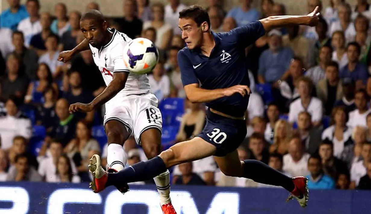 Jermain Defoe (Kiri) menendang melewati bek Giorgi Gvelesiani (Kanan) Pada play-off Liga Europa antara Tottenham Hotspur dan Dinamo Tbilisi di White Hart Lane di London utara (30/08/2013). (AFP/Adrian Dennis)
