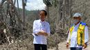 Presiden Joko Widodo bersama Menteri PU dan Perumahan Rakyat Basuki Hadimulyono meninjau Jembatan Besuk Koboan yang runtuh akibat erupsi Gunung Semeru pada Selasa, 7 Desember 2021 pukul 11.05 WIB. (Foto: Laily Rachev - Biro Pers Sekretariat Presiden)