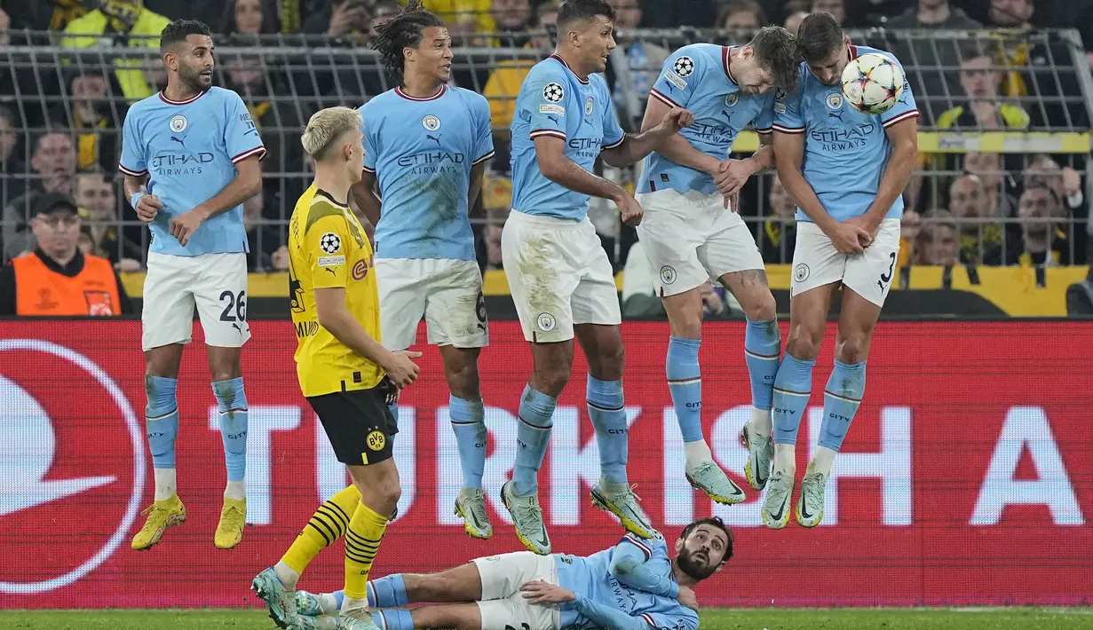 Tembok pertahanan Manchester City menghadang tendangan bebas pemain gelandang Borussia Dortmund  Thorgan Hazard pada matchday 5 Grup G Liga Champions 2022/2023 di Signal Iduna Park, Rabu (26/10/2022) dini hari WIB. Kedua tim mencatatkan beberapa peluang dalam pertandingan ini, tetapi mereka gagal mengubahnya menjadi gol. (AP Photo/Martin Meissner)