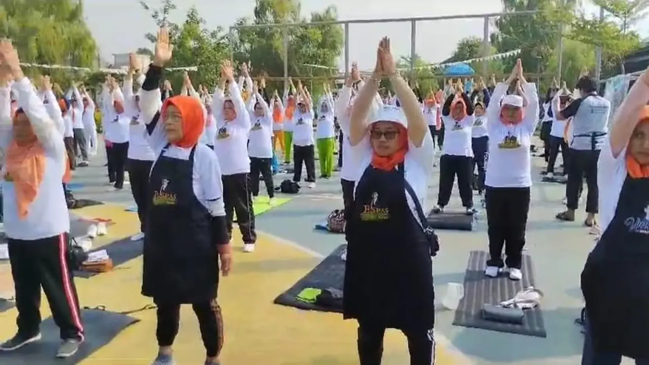 Emak-emak Smart Pejuang Andalan Sejati (Espas) Indonesia bersama dengan M. Lutvi Bajri, pendiri dan pelatih Senam Nakasimo, menggerakkan acara luar biasa yang bertajuk "Senam Sehat Nakasimo" di Taman Ciracas Ceria, Jakarta Timur (Istimewa)