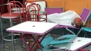 Sejumlah Meja dan kursi berada luar bar usai ledakan di Rouen, Prancis, (6/8). Pihak kepolisian Prancis mengungkapkan, ledakan tersebut tidak disengaja alias kecelakaan. (REUTERS/Clotaire Achi)