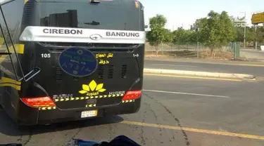 Sebuah bus bertuliskan jurusan Cirebon-Bandung terlihat di jalanan Mekkah.