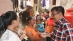 Cawagub DKI Jakarta Djarot Saiful Hidayat berbincang dengan warga saat melakukan blusukan ke pemukiman padat Kedoya, Jakarta Barat, Selasa (1/11). Djarot berniat menata kawasan padat itu menjadi kawasan layak huni. (Liputan6.com/Yoppy Renato)