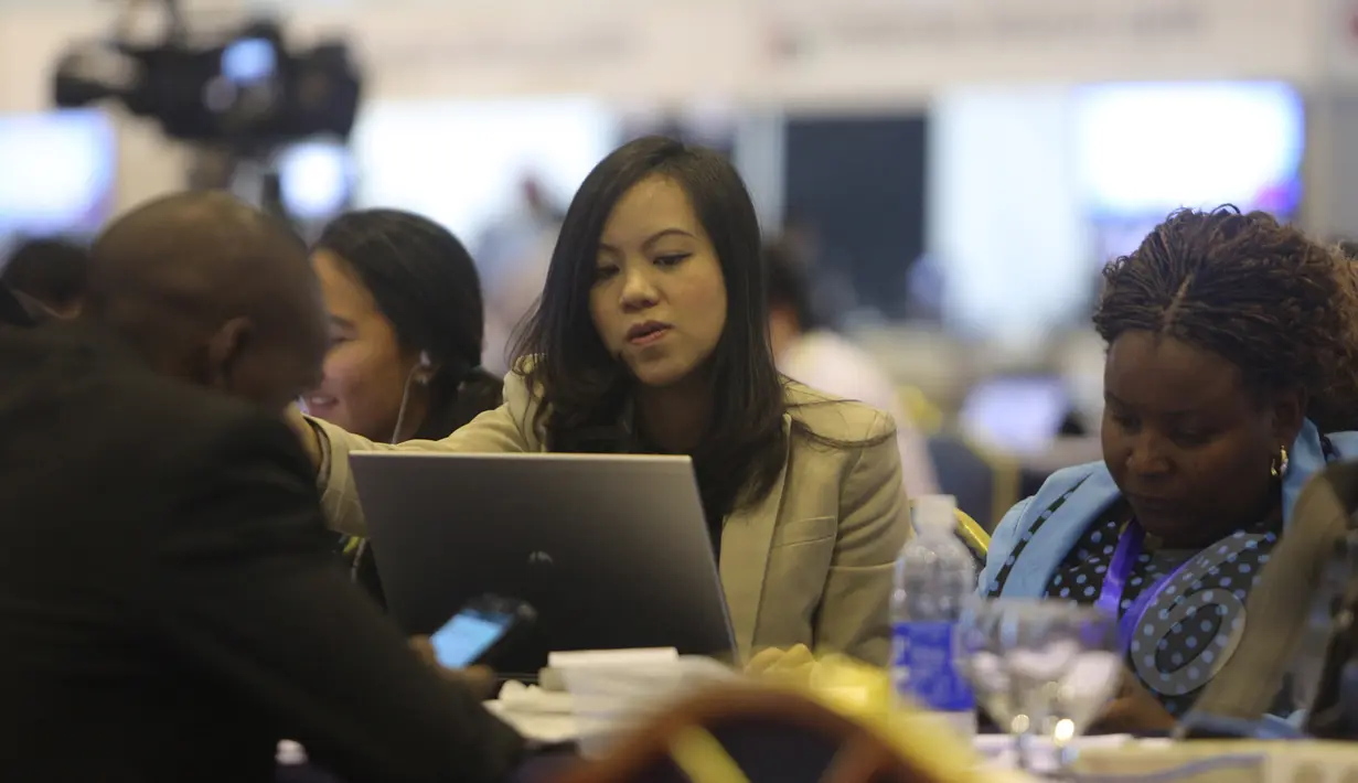 Sejumlah jurnalis dari berbagai negara melakukan peliputan pembukaan Konferensi Asia Afrika 2015 dari area Media Center, JCC Jakarta, Rabu (22/4/2015). (Liputan6.com/Herman Zakharia)
