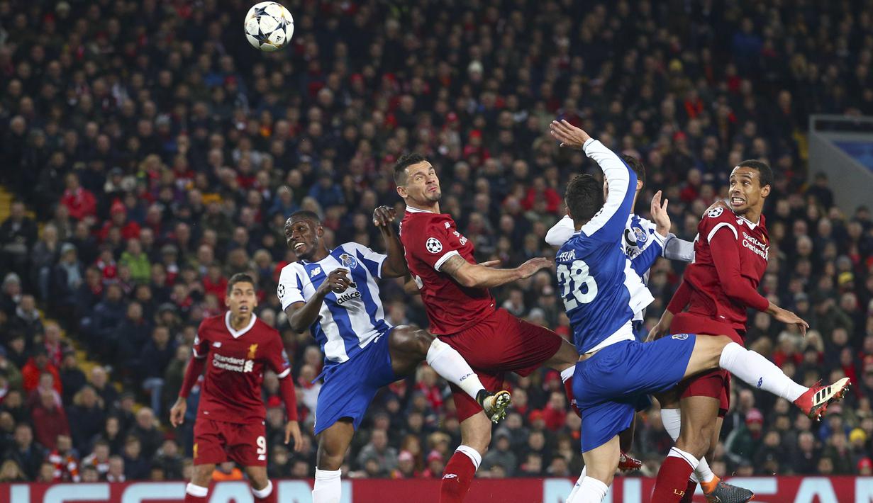 Ekspresi para pemain Liverpool dan FC Porto saat berebut bola pada leg kedua Liga Champions di Anfield Stadium, Liverpool, (6/3/2018). Liverpool bermain imbang 0-0. (AP/Dave Thompson)