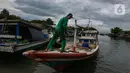 Nelayan saat beraktivitas di Pelabuhan Karangantu Serang, Banten, Minggu (17/3/2024). (Liputan6.com/Angga Yuniar)