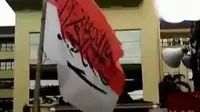 Tersangka NF diketahui membawa bendera Merah Putih bertuliskan huruf Arab saat unjuk rasa di depan Mabes Polri, Jakarta Selatan. 