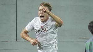 Pemain Napoli, Rasmus Hojlund, merayakan golnya saat menghadapi Fiorentina dalam pertandingan Serie A di Stadion Artemio Franchi, Florence, Italia, Minggu, 14 September 2025. (Massimo Paolone/LaPresse via AP)