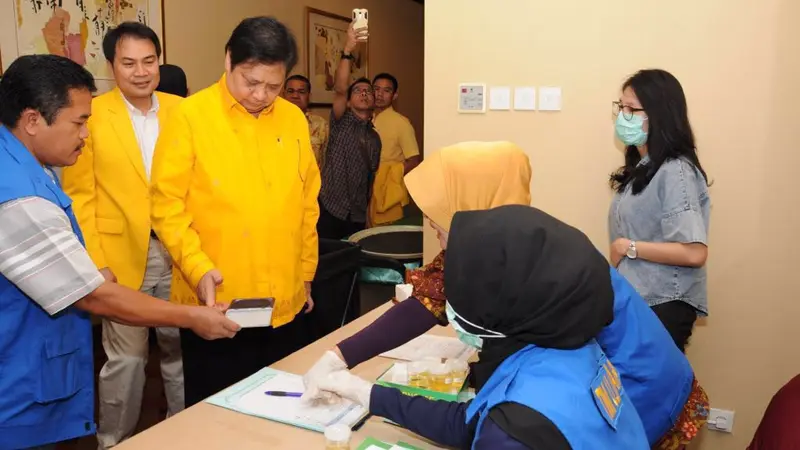 Ketua Umum Partai Golkar menjalani tes urine bersama sejumlah calon anggota DPRD/DPR Ri dari Partai Golkar (Istimewa)