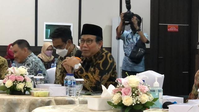 Menteri Desa PDTT Abdul Halim Iskandar, dalam acara ngopi bareng Gus Menteri di Kantor Kemendes PDTT, Jakarta (11/8/2022).