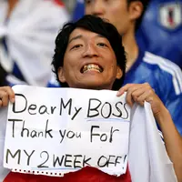 foto suporter Jepang yang sedang berterima kasih kepada bosnya. (Sumber: Twitter/FIFAWorldCup)