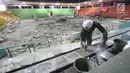 Pekerja mengerjakan renovasi GOR Soemantri Brodjonegoro di Jakarta, Selasa (14/11). Pemprov DKI Jakarta merenovasi 10 GOR untuk mendukung pelaksanaan Asian Games 2018. Proyek renovasi ini ditargetkan selesai pada Mei 2018. (Liputan6.com/Immanuel Antonius)