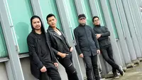 Penyanyi jebolan Idol, Dirly kembali menggebrak panggung musik Indonesia bersama band barunya, Electron 45.