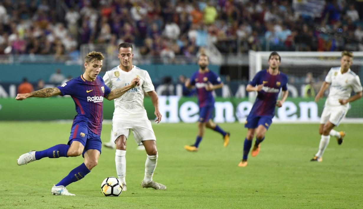 Bek  Barcelona, Lucas Digne, berebut bola dengan striker Real Madrid, Lucas Vázquez pada laga ICC 2017 di Stadion Hard Rock, Miami, AS (29/7/2017). Barcelona menang 3-2 atas Real Madrid. (AP/Doug Murray)