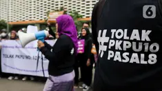 Peserta aksi kelompok Masyarakat Peduli Keterwakilan Perempuan  berorasi mengenai penolakan terhadap Peraturan Komisi Pemilihan Umum (PKPU) Nomor 10 Pasal 8 di kompleks Badan Pengawas Pemilu (Bawaslu), Jakarta, Senin (8/4/2023).  (Liputan6.com/Herman Zakharia)