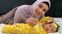 Kartika Putri dan Habib Usman kini tengah berbahagia pasca kelahiran malaikat kecil mereka, Khalisa Aghni Bahira pada Oktober 2019 lalu. Kabar bahagia lainnya, pasangan muda ini akan mengajak anak mereka beribadah Umrah. (Instagram/kartikaputriworld)