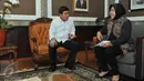 Menpan Yuddy Chrisnandi berdiskusi dengan Walikota Surabaya, Tri Rismaharini di Kementerian PANRB, Jakarta, Selasa (4/8/2015).  Kedatangan Risma dalam rangka optimalisasi pelayanan publik dan reformasi birokrasi di daerah. (Liputan6.com/Andrian M Tunay)