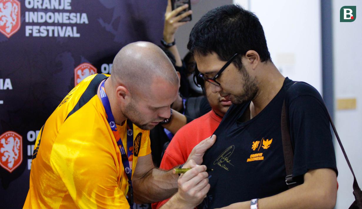 Ron Vlaar juga meladeni para pengunjung yang meminta tanda tangan di bajunya. (Bola.com/Muhammad Aldiansyah)