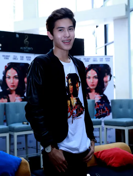 “Beda banget sih antara di sinetron sama film, soalnya kalau di film itu harus mendalami karakternya, dan harus akting sealami mungkin, aku lebih suka film sih," ujarnya menjelaskan perbedaan antara bermain di film dan sinetron. (Wimbarsana/Bintang.com)